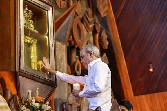 Luis Abinader eleva una oración por el futuro de RD en el Día de Nuestra Señora de la Altagracia