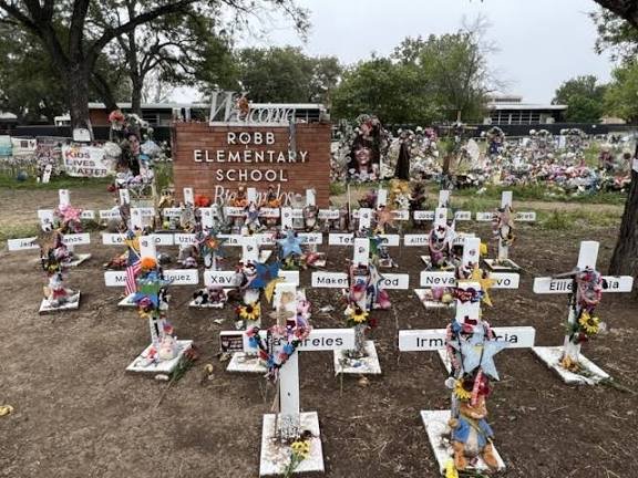 Absuelven a expolicía acusado de inacción durante masacre en escuela de Texas