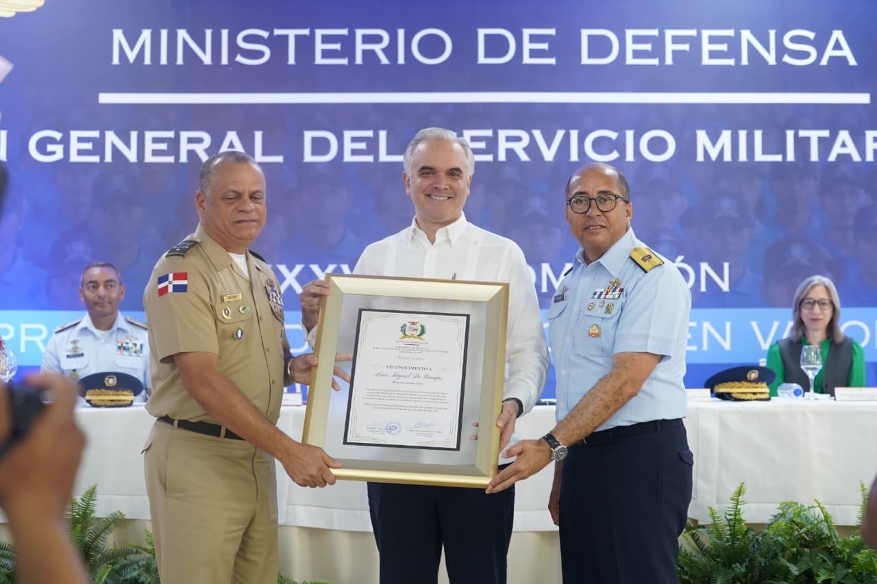 Luis Miguel De Camps, ministro de Educación, recibe reconocimiento por su firme apuesta por la formación en valores de la juventud dominicana 