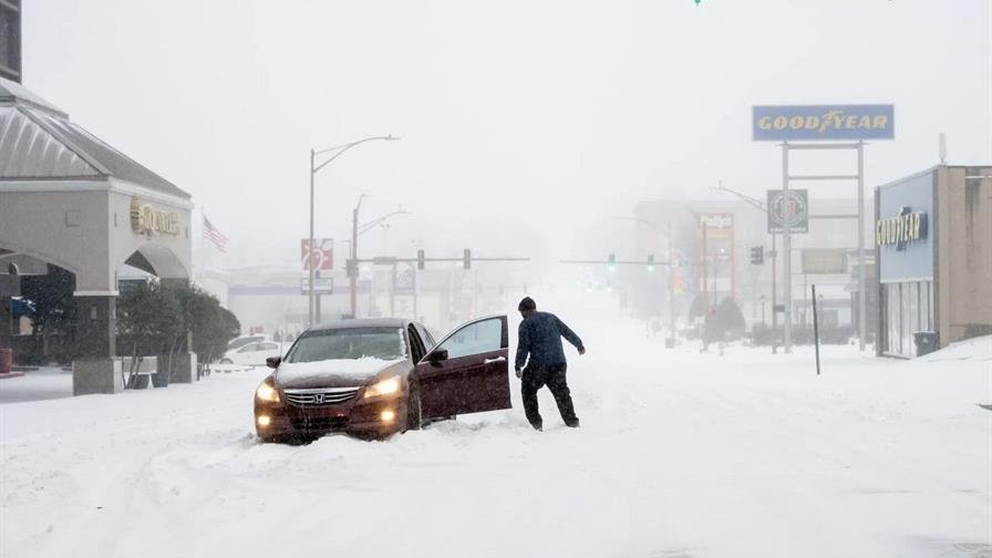Casi la mitad de EE. UU. declara emergencia por temporal de nieve y hielo