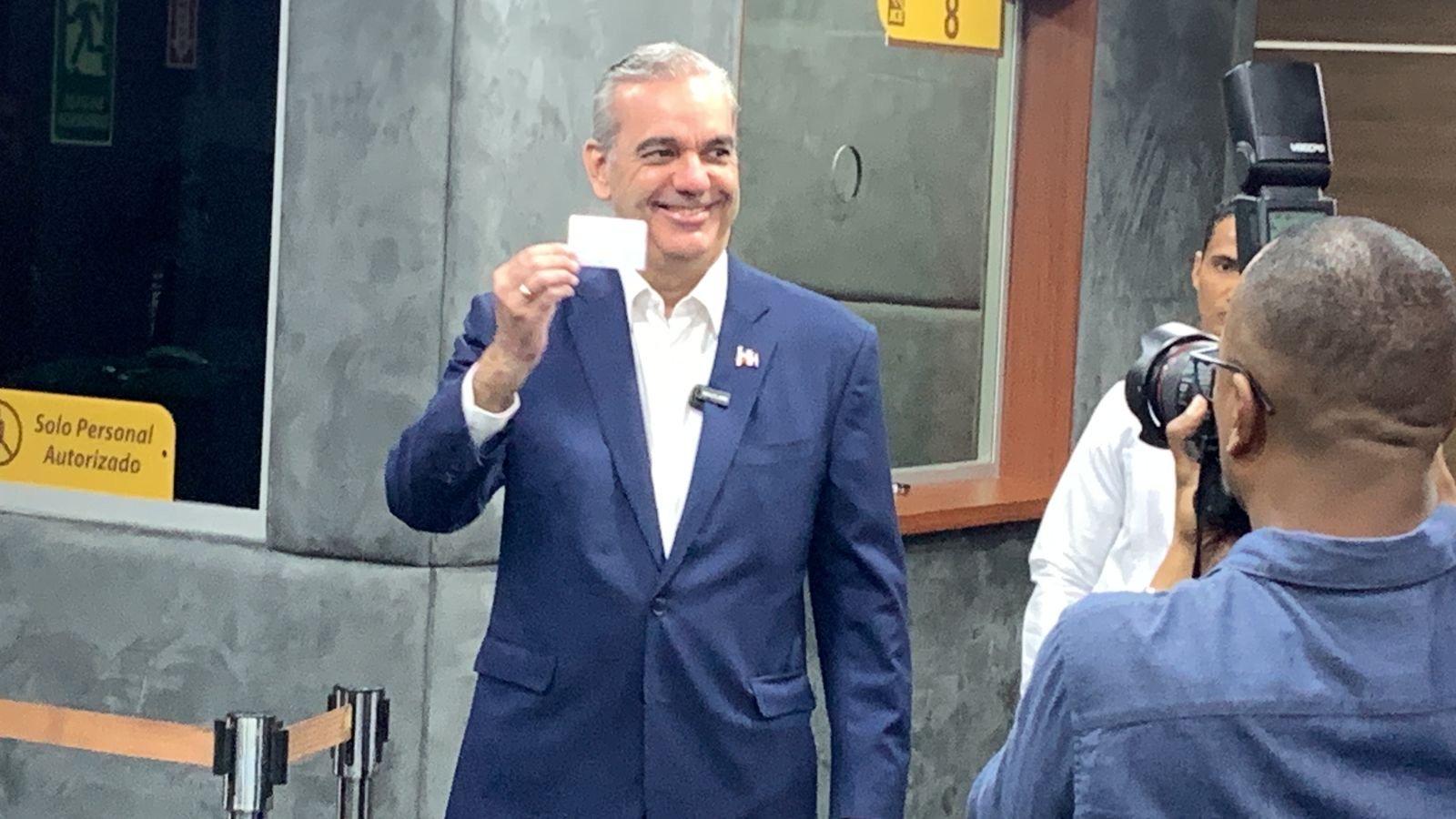 Junta Central Electoral hace entrega de la primera cédula al Presidente Luis Abinader 