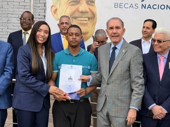 Entidades abogan por becas con compromiso social y mayor formación técnica