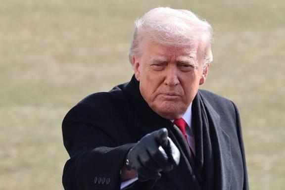 Trump dice que "desescalará un poco" la situación en Minesota pero descarta destituciones