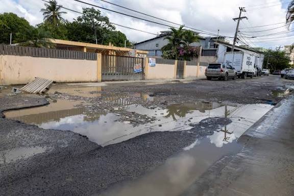 Residentes del Ensanche Quisqueya exigen reparación urgente de calles llenas de hoyos