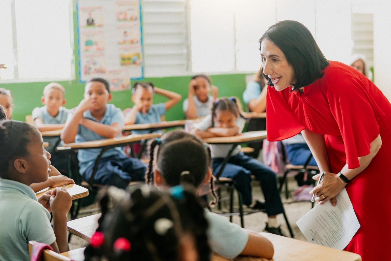 Primera dama Raquel Arbaje imparte clase de Moral, Cívica y Ética Ciudadana en escuela de Cristo Rey