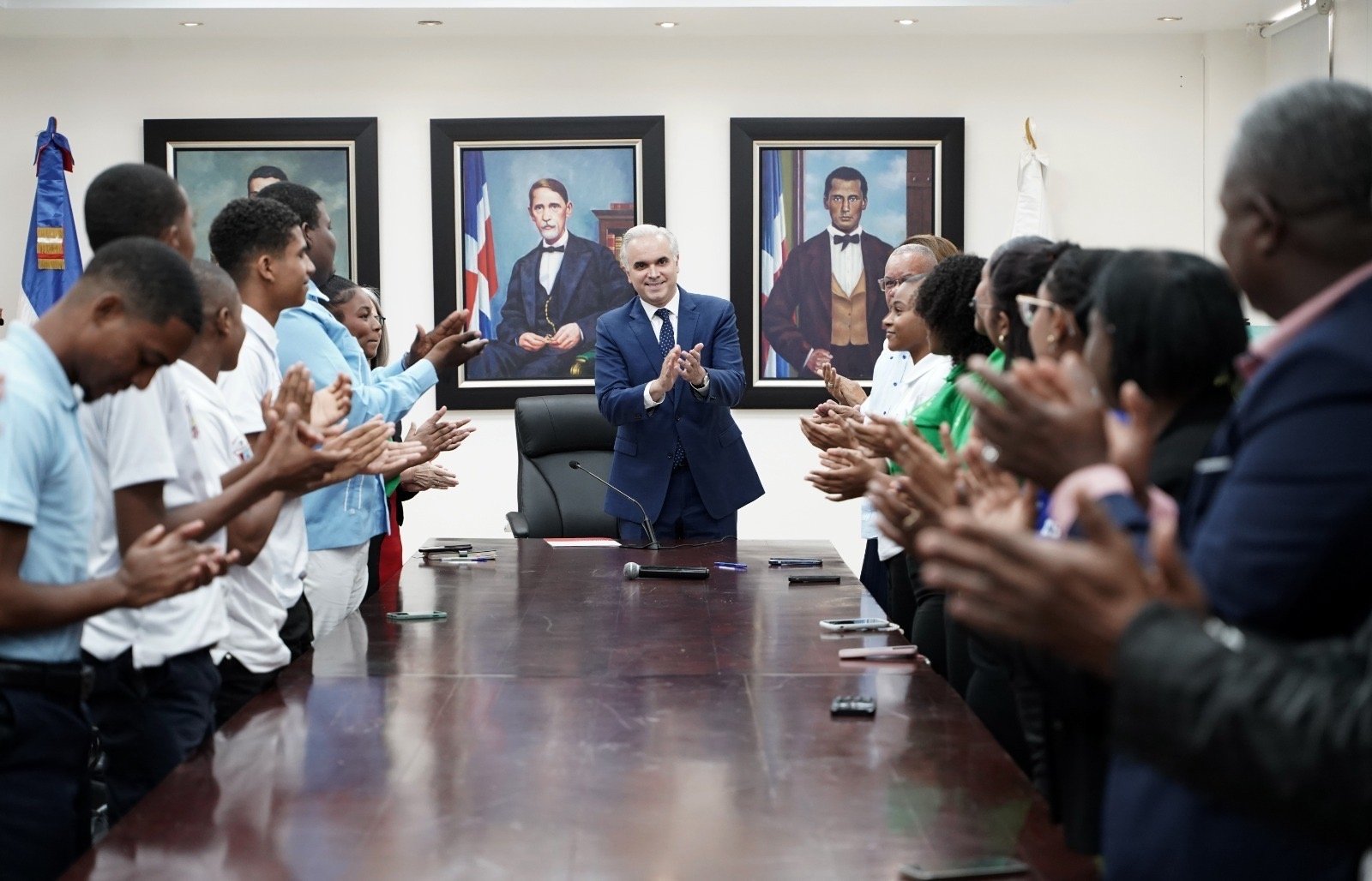 Ministerio de Educación felicita a la juventud dominicana en su día nacional 
