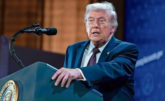 Trump dice que EE. UU. inició contactos con Cuba mientras endurece presión energética sobre la isla