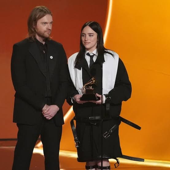 Billie Eilish gana el Grammy a mejor canción con WILDFLOWER y lanza un mensaje contra ICE