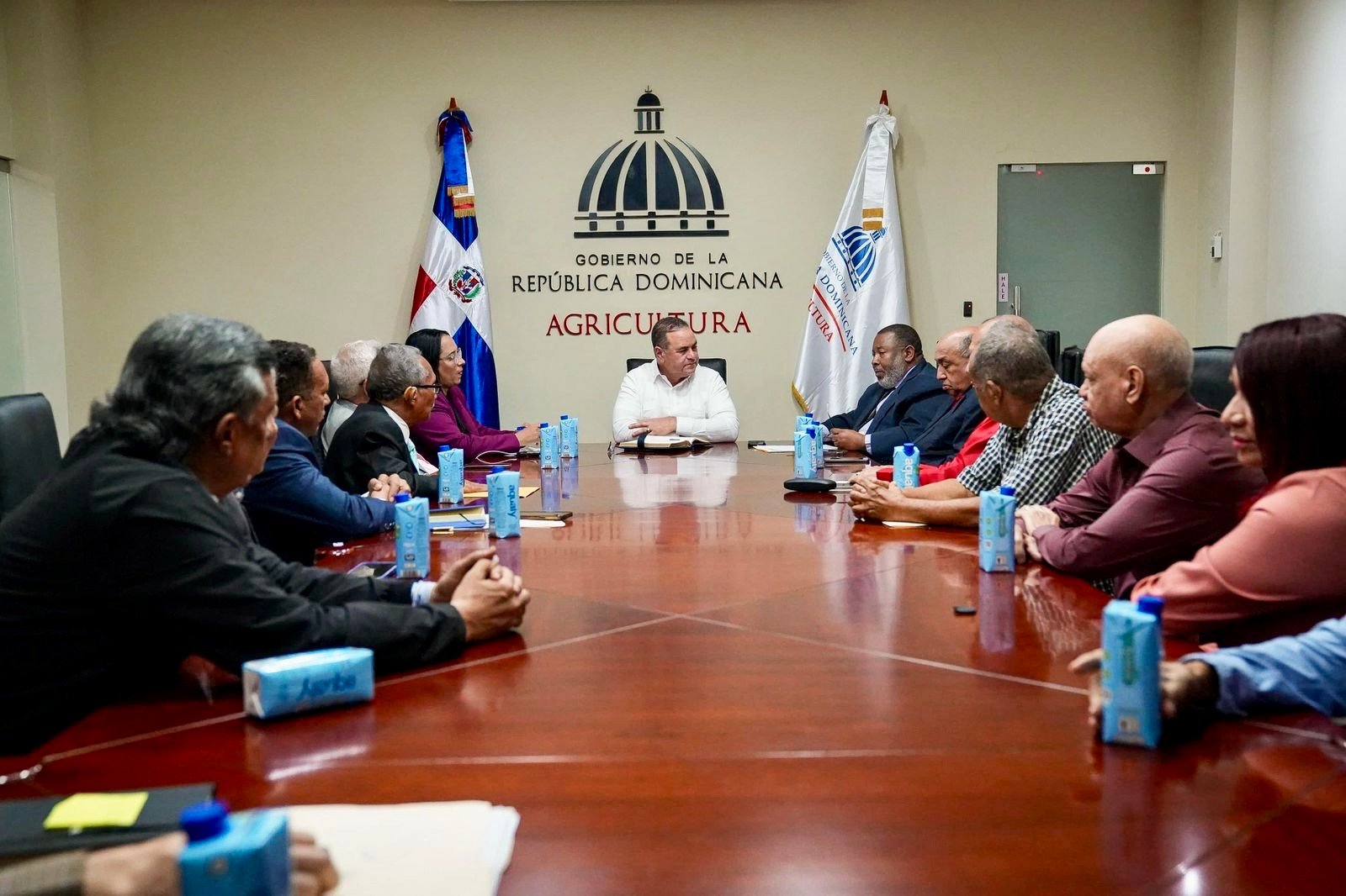 Más de 40 organizaciones del comercio detallista respaldan al ministro de Agricultura y niegan escasez de pollo y huevos