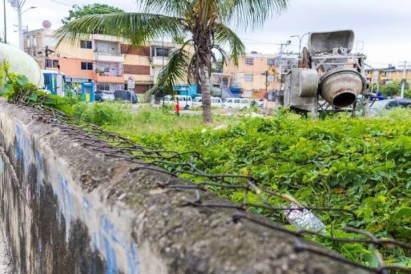 Chatarras y camiones desplazan área verde en distribuidor de la avenida Padre Castellanos