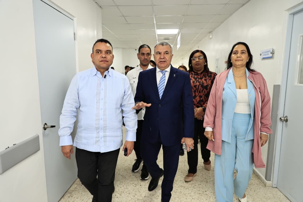 Director del SNS visita sin previo aviso los hospitales Robert Reid Cabral y Evangelina Rodríguez
