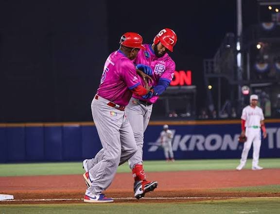 Escogido pierde el invicto tras remontada de los Tomateros de Culiacán