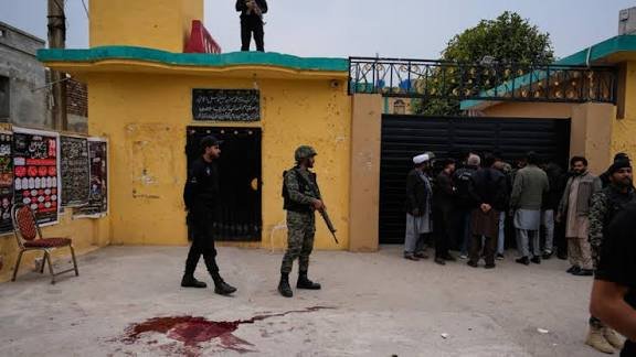 Al menos 31 muertos y 169 heridos en un atentado suicida en una mezquita de Islamabad