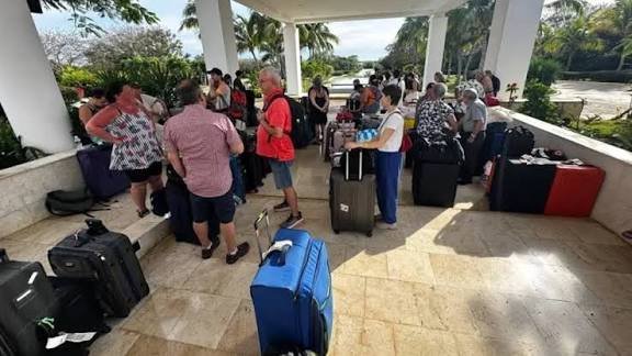 Rusia busca ayudar a Cuba tras quedarse sin combustible para aviones, con turistas varados
