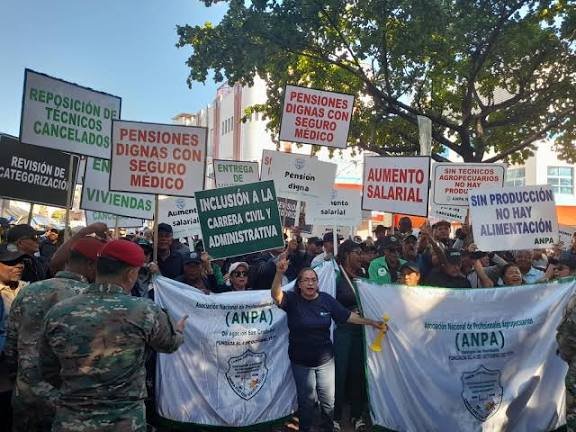 Agrónomos marchan al Palacio Nacional en reclamo de aumento salarial y pensiones dignas
