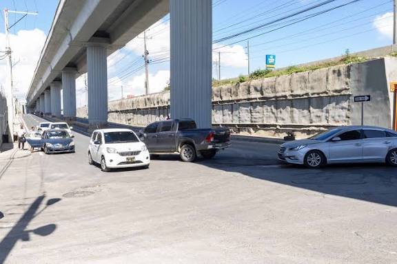 Conductores denuncian aumento de accidentes tras cambio vial en la marginal de la autopista Duarte
