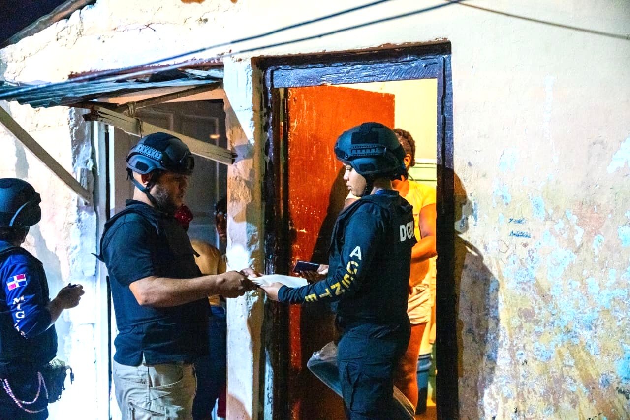 DGM informa que operativo migratorio ejecutado en Los Mina culmina con detención de 454 indocumentados