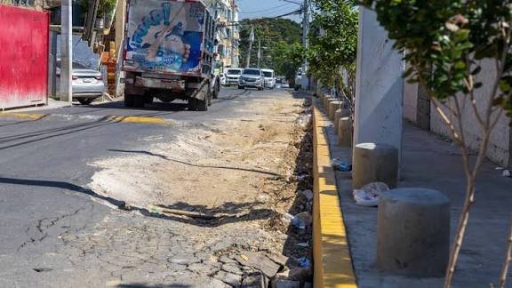 Deterioro vial causa accidentes y daños a vehículos en avenidas clave del Gran Santo Domingo