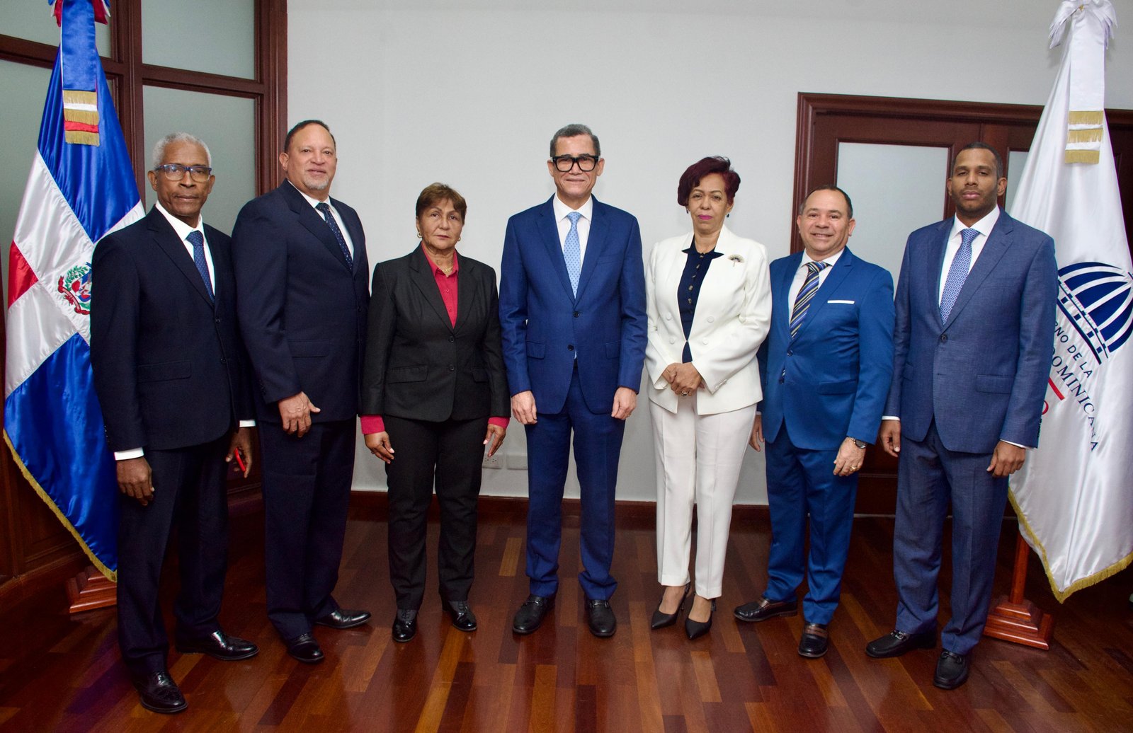 Ministro de Trabajo juramenta nuevos viceministros y destaca avances históricos en empleo y reducción de la pobreza