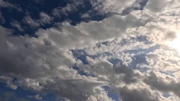 Ambiente mayormente soleado con chubascos dispersos este miércoles