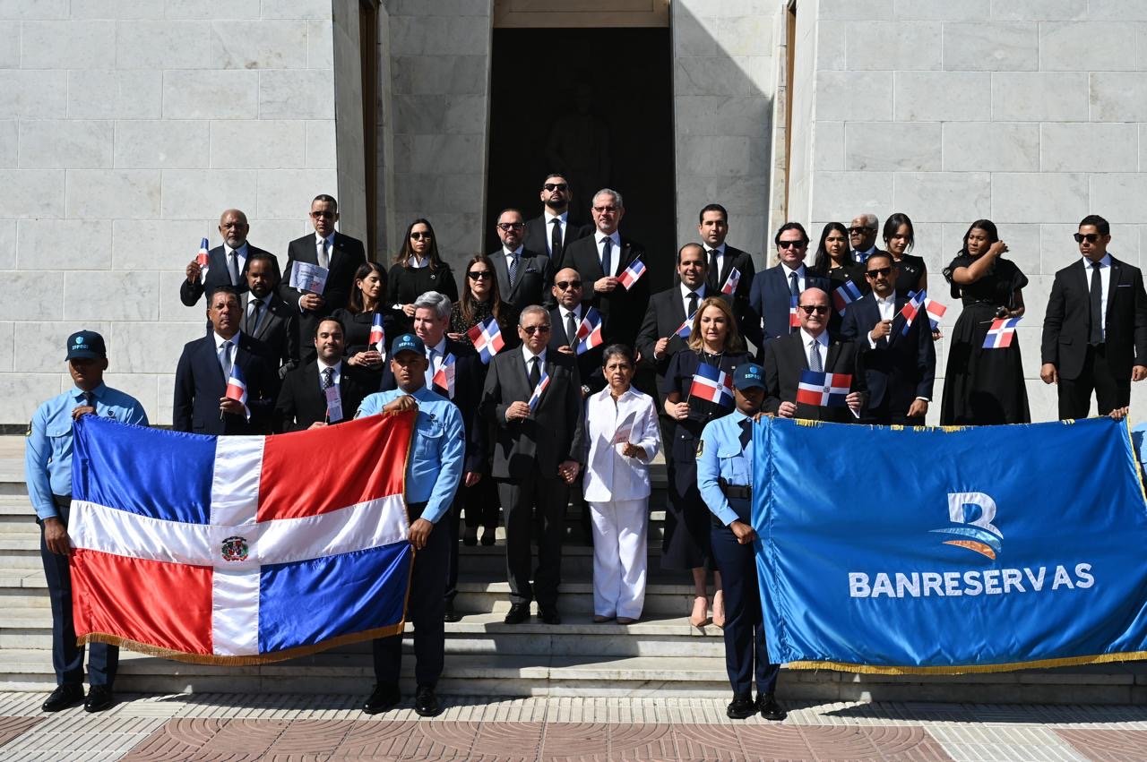 Banreservas deposita ofrenda floral en el Altar de la Patria por el 182 aniversario de la Independencia Nacional