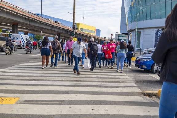 Peatones respetan los cruces de cebra, pero muchos conductores no