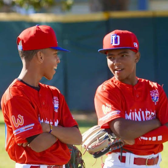 El béisbol infantil se debilita ante la presión de las firmas