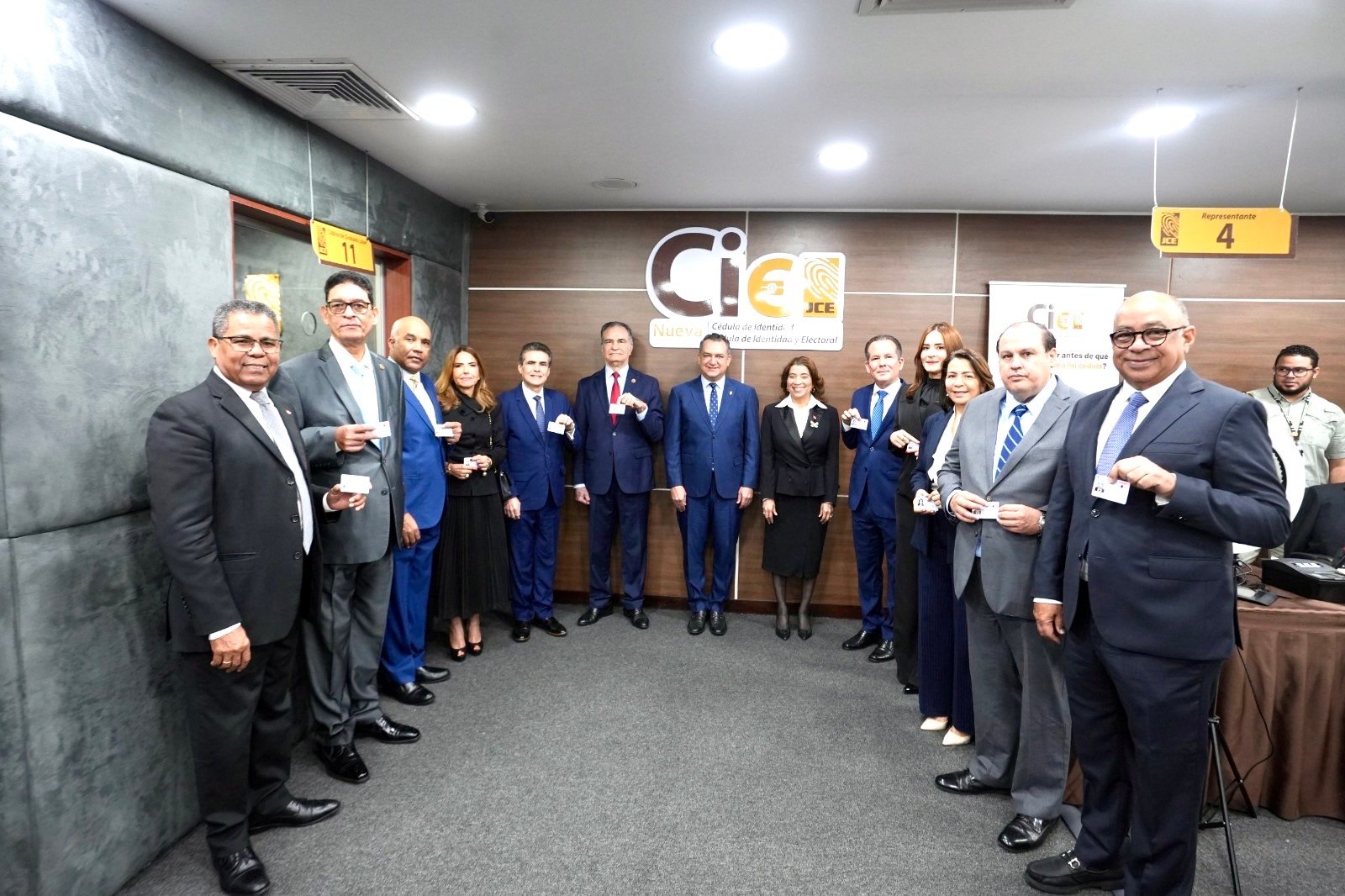 Pleno del Tribunal Superior Electoral y jueces suplentes reciben la nueva cédula de identidad y electoral en la JCE