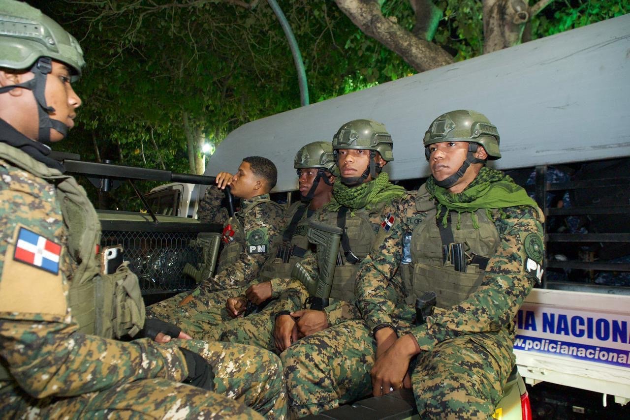 FTC detiene a 25 personas en 22 allanamientos contra microtráfico en Pedro Brand; ocupan drogas, armas y vehículos 