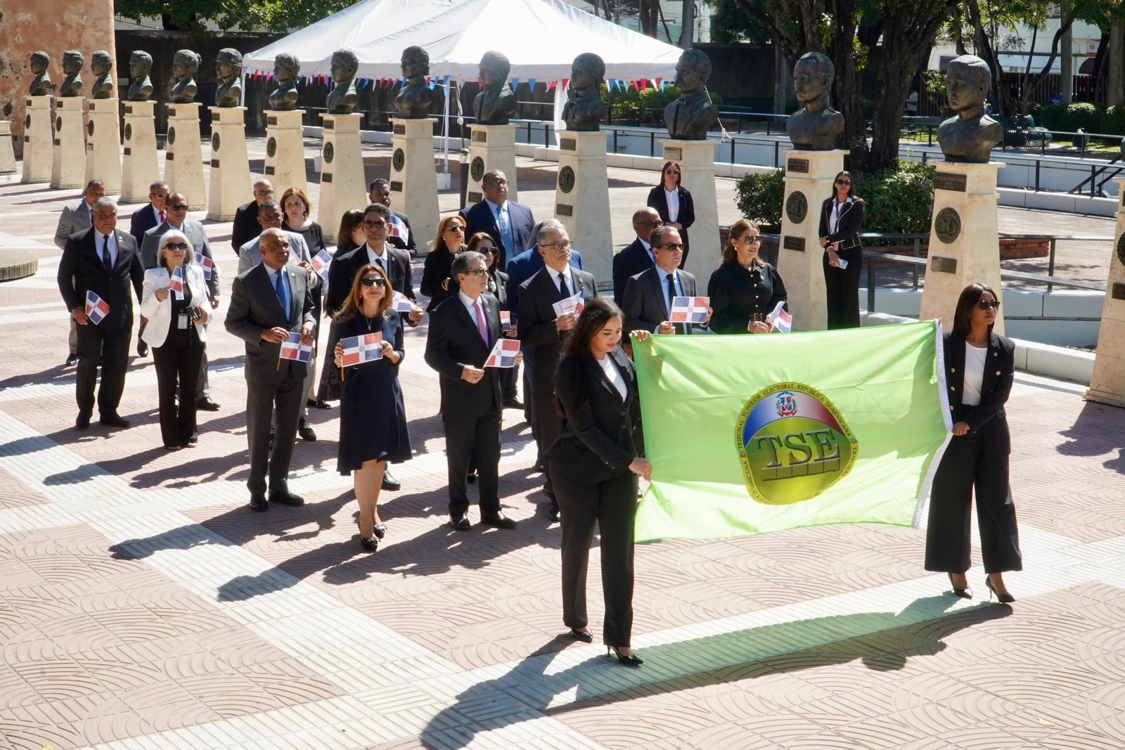 TSE rinde homenaje a los padres de la Patria depositan ofrenda floral en el Altar de la Patria en conmemoración del 182 aniversario proclamación de la Independencia de la República