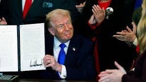 Entra en vigor el nuevo arancel global del 15 % impuesto por Trump