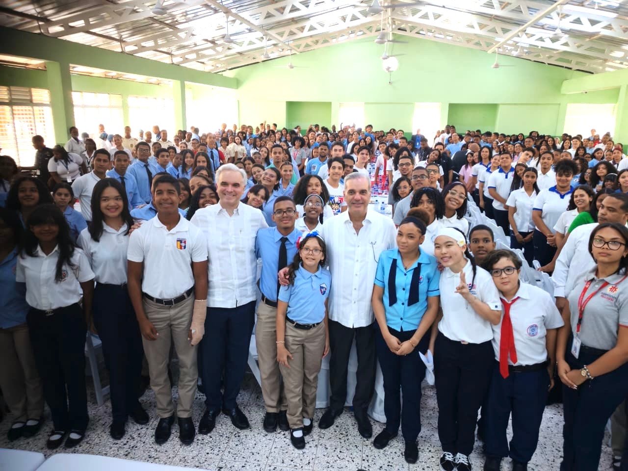 Presidente Luis Abinader y ministro Luis Miguel De Camps conversan con estudiantes sobre los avances del Gobierno en materia educativa 