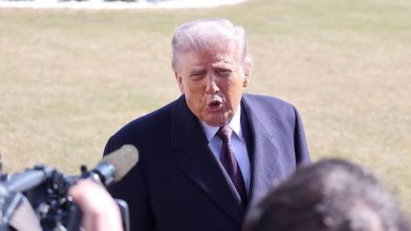 Trump plantea la posibilidad de una "toma de control amistosa de Cuba" en la Casa Blanca