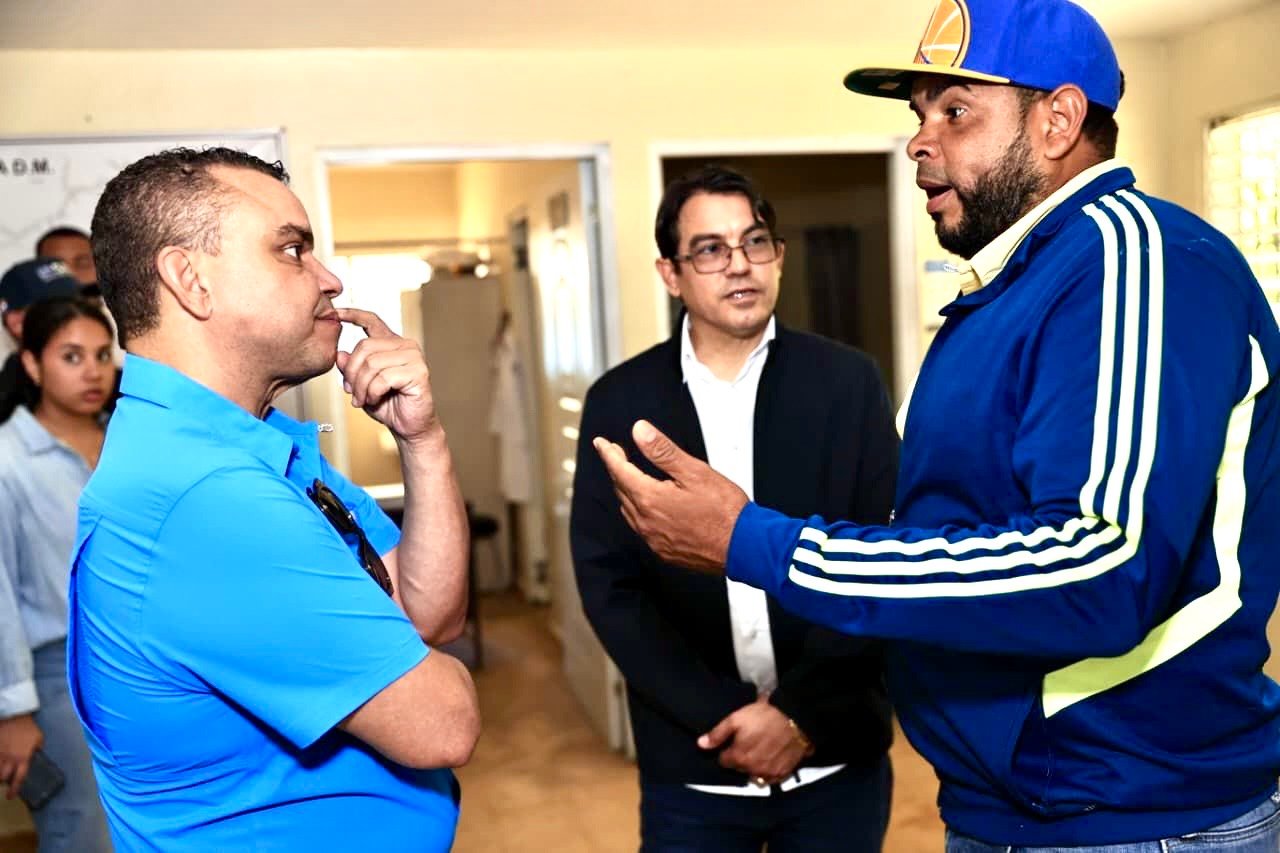 Dr. Julio Landrón supervisa labores de limpieza en Centro de Atención Primaria La Yagua en Gaspar Hernández