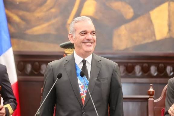 Luis Abinader proyecta su visión del país a la sombra de planes inconclusos