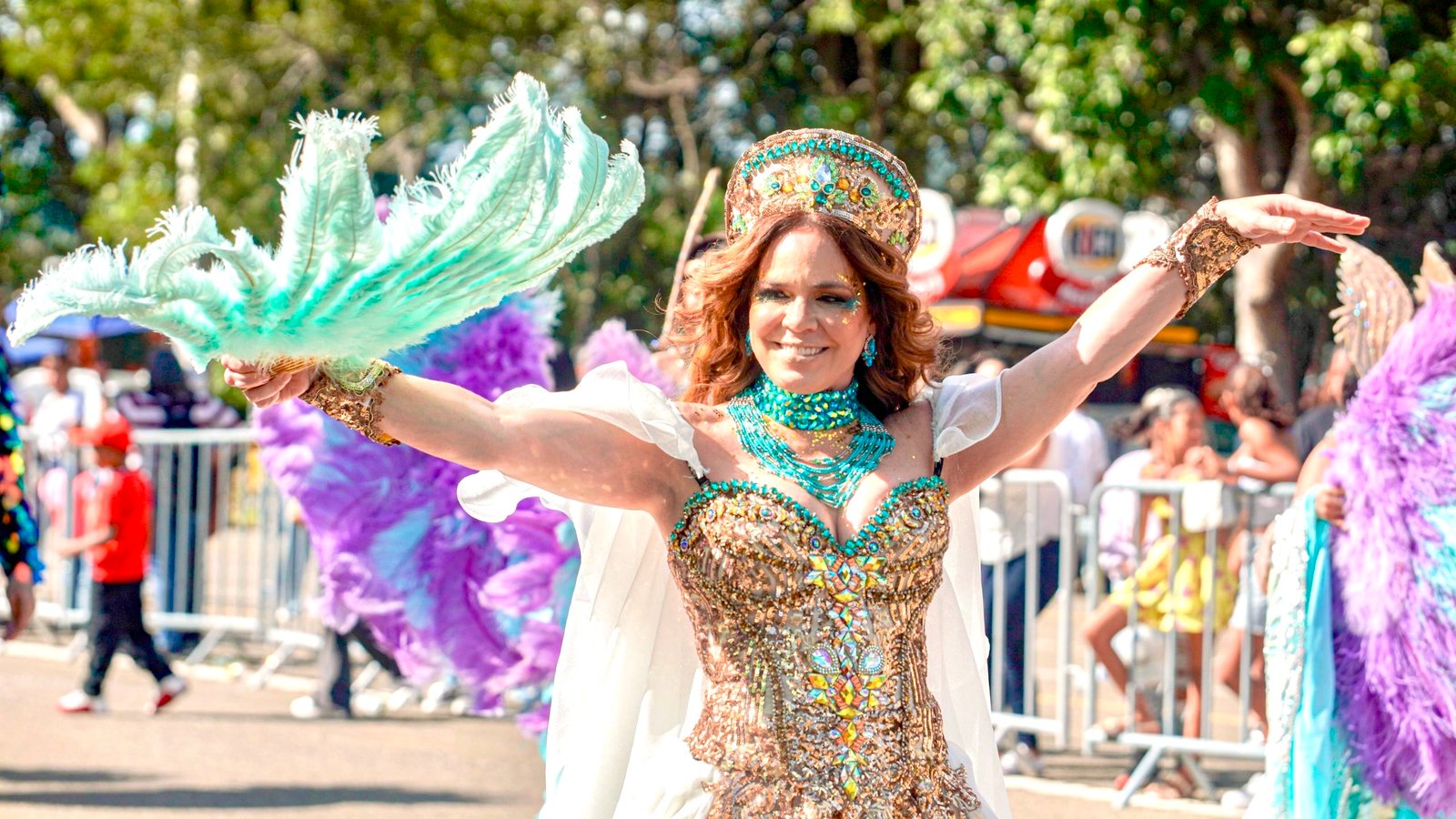 Brenda Sánchez participa en comparsa “La Furia de Atenea” en el Carnaval de Santiago