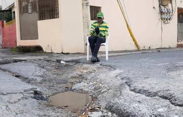 Residentes denuncian abandono en la calle Vereda esquina Esperilla en el Residencial Olimpo