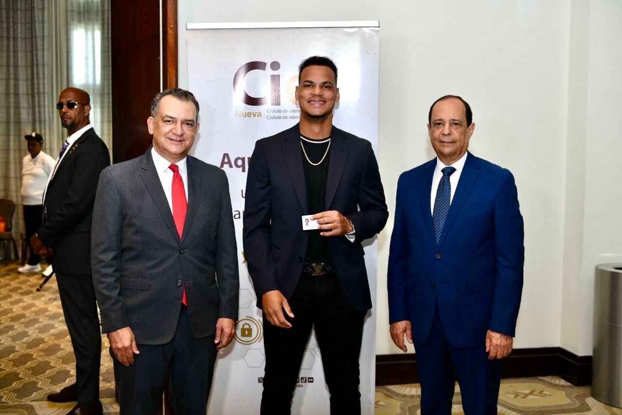 JCE entrega nueva cédula a integrantes de la selección dominicana del Clásico Mundial de Béisbol 2026