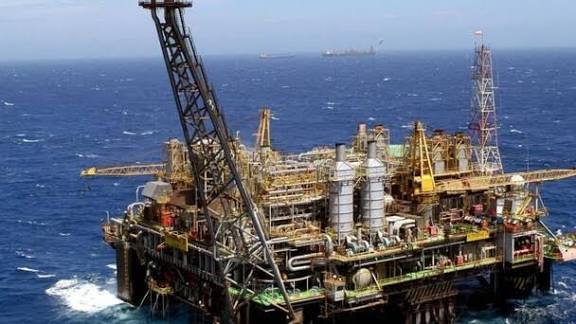 El petróleo se dispara y las bolsas vuelven a caer por el impacto de la guerra en Oriente Medio
