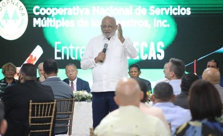 COOPNAMA entrega becas y Roberto Fulcar exhorta a jóvenes a romper las cadenas de la pobreza a través de la educación
