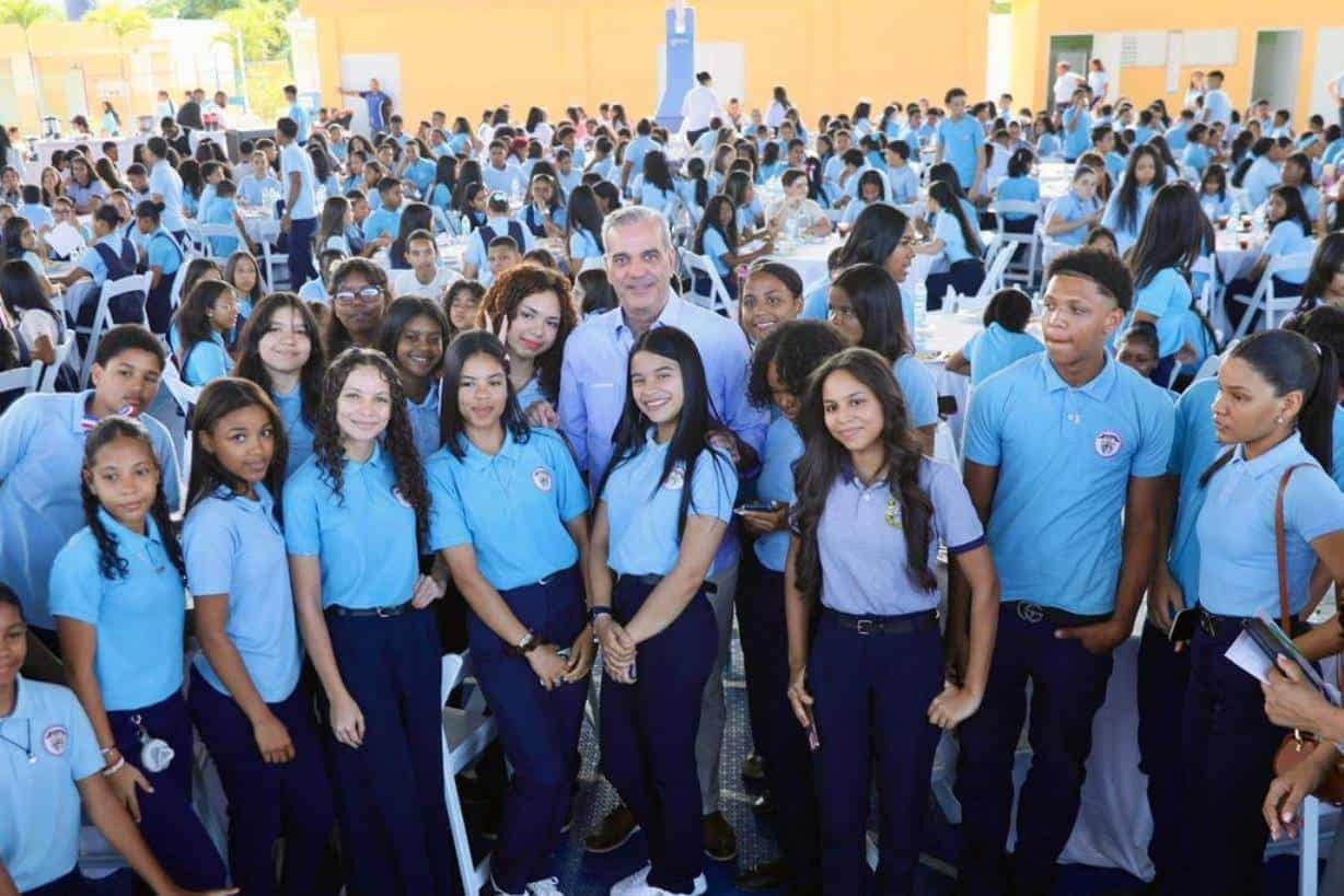 Abinader y la política de cercanía: de encuentros con barberos a clases en liceos