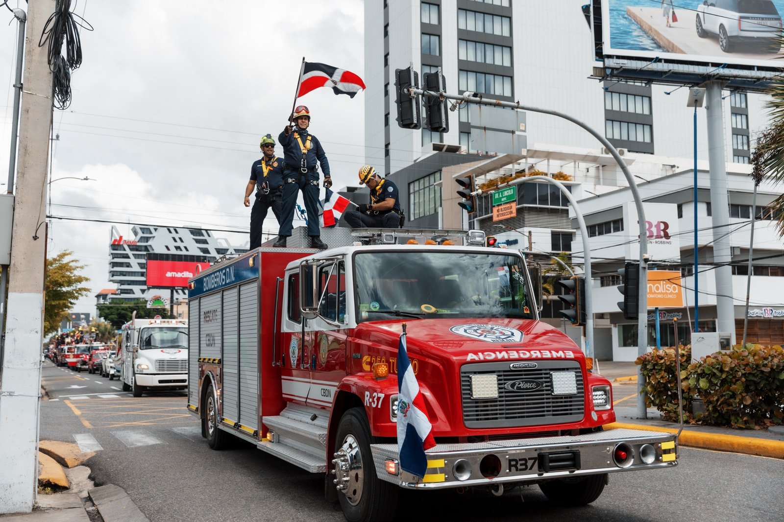 Bomberos del DN realizan su 40º graduación y el tradicional desfile de camiones 