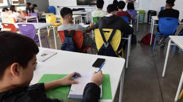 La limitación en uso de celulares en escuelas y colegios incluye a los maestros