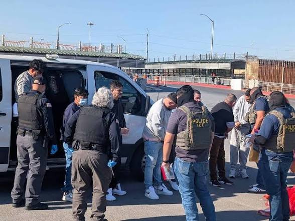 Encadenados y deportados a México: EE. UU. retorna migrantes de seis países desde la frontera de Hidalgo Texas