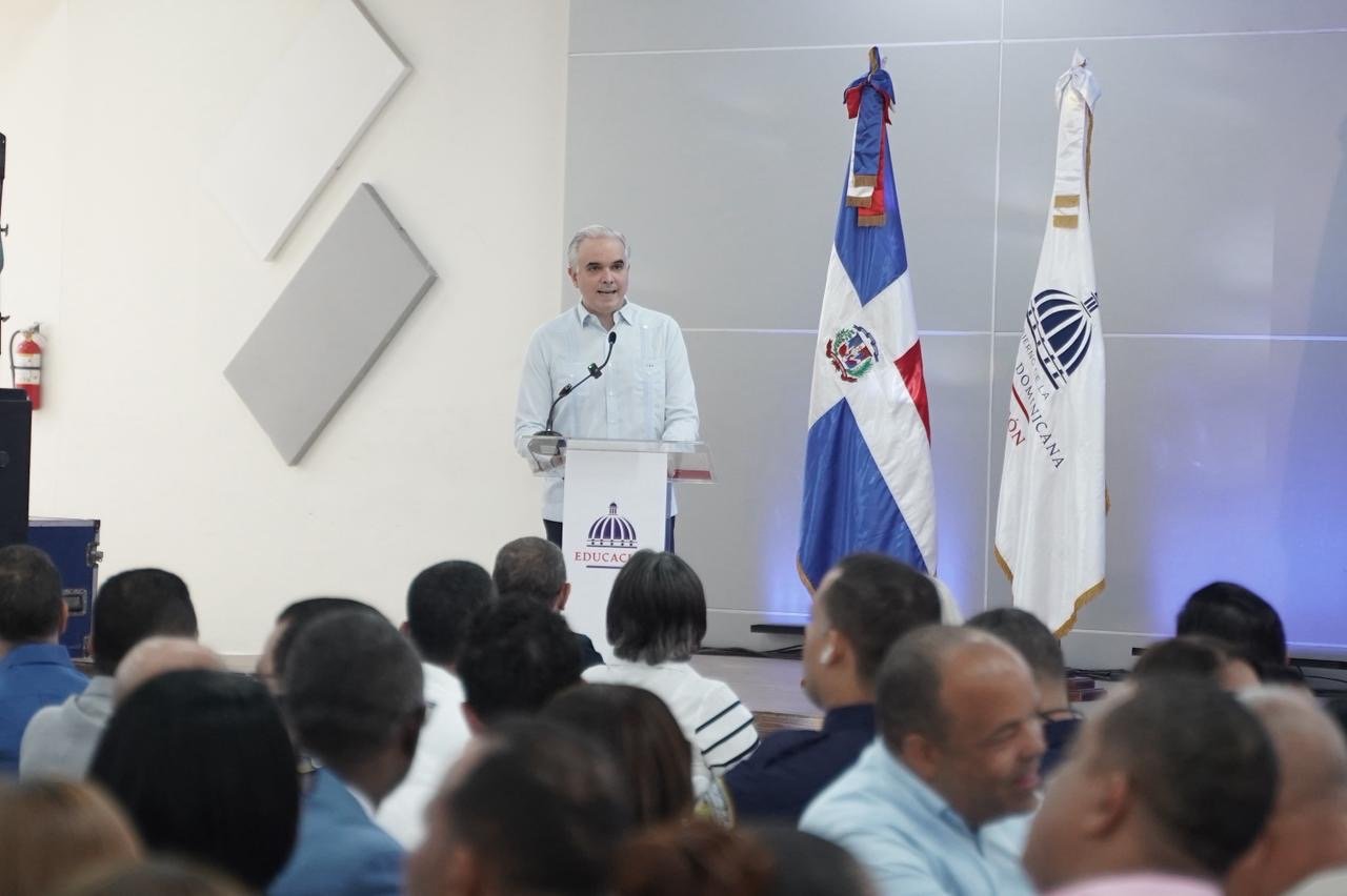 Ministerio de Educación realiza jornada institucional enfocada en la nueva Ley de Compras y Contrataciones Públicas y el Código Penal 
