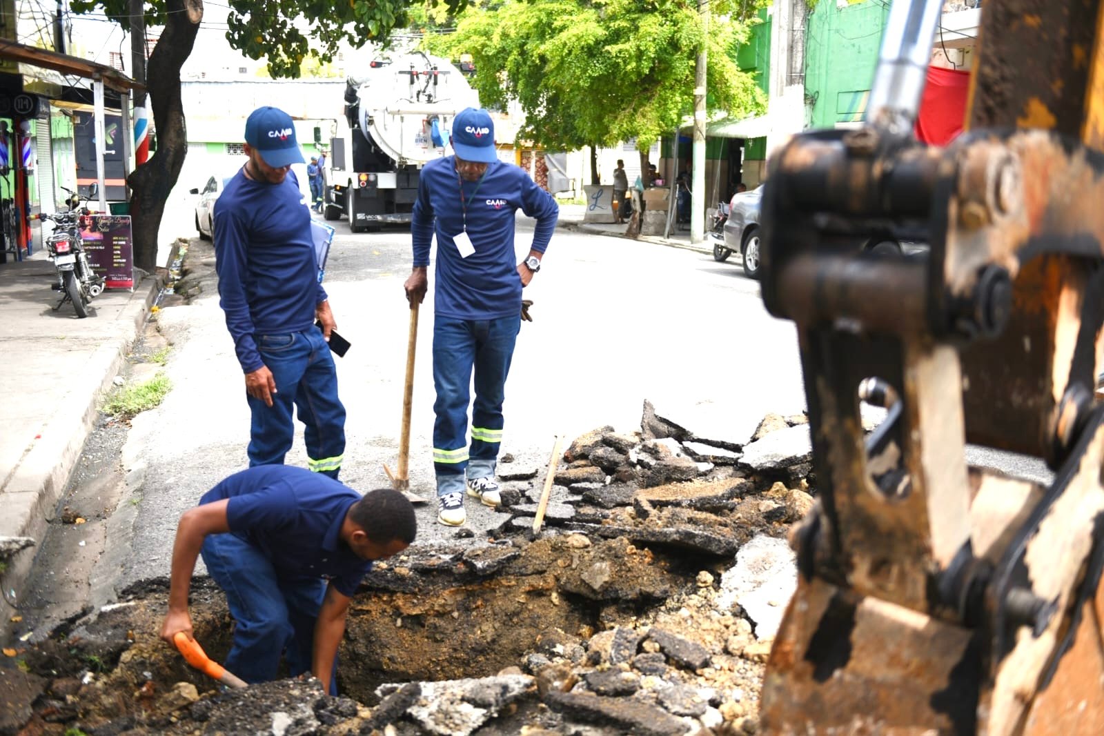 Hidrosuccionadores de la CAASD resuelven graves problemas de taponamiento en sistema sanitario
