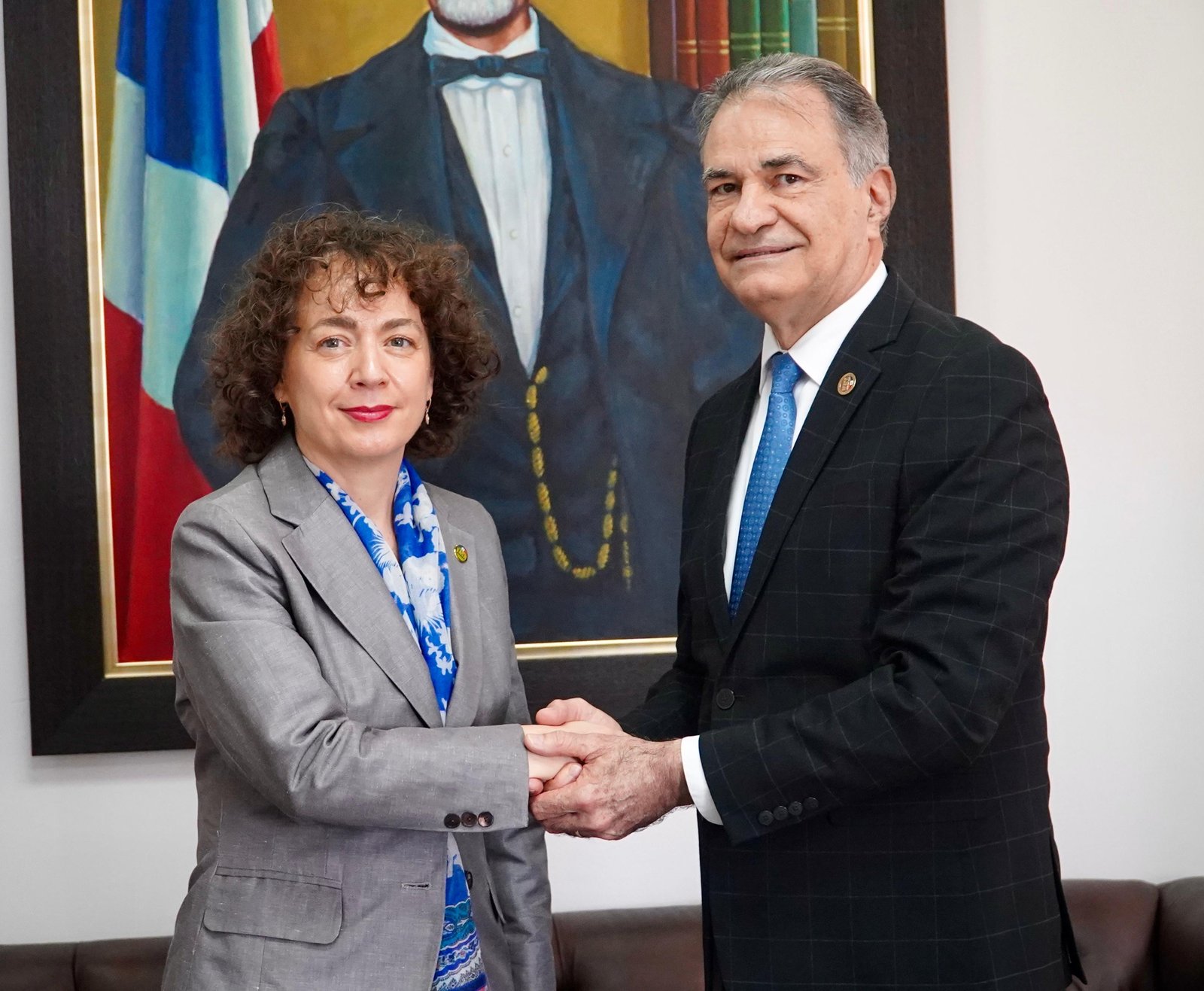 Embajadora de España visita el TSE para conocer su rol en la justicia electoral dominicana