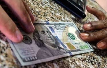 El dólar cae a su nivel más bajo en lo que va de año