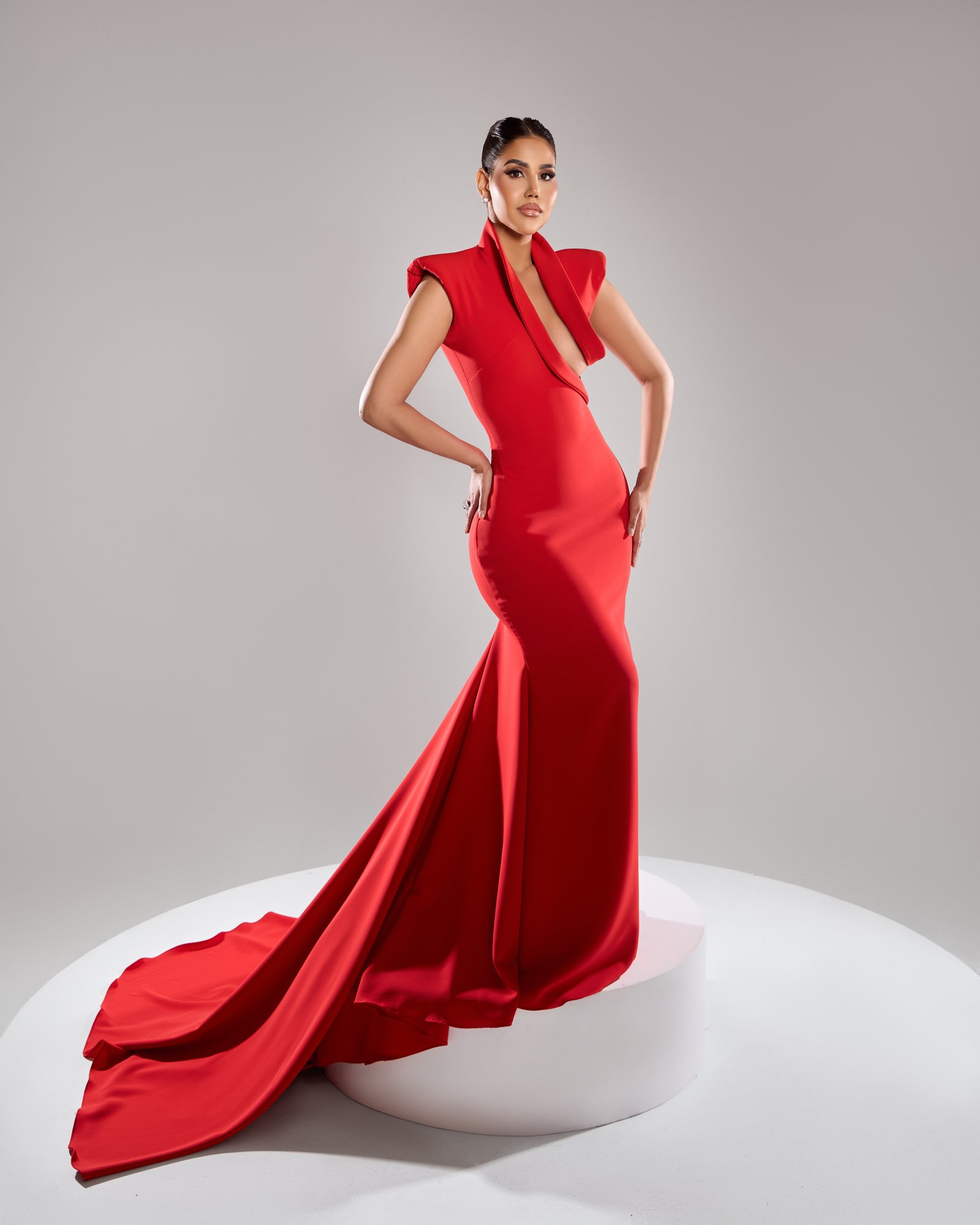 Oriana Falla deslumbra con diseño de Suzelle Taveras en impactante vestido rojo