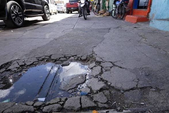 Las aceras de Santo Domingo Este son intransitables